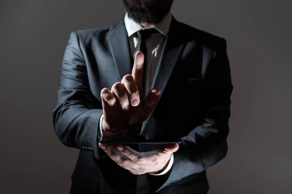 Hombre Sosteniendo Tableta Señalando Con Dedo Mensaje Importante — Foto de Stock
