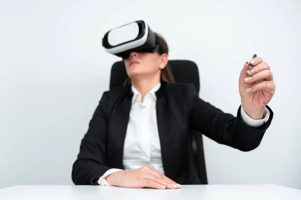 Businesswoman Wearing Virtual Reality Simulator Holding Pen Desk — Foto Stock