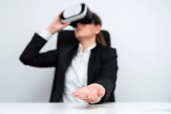 Donna Che Indossa Simulatore Realtà Virtuale Durante Formazione Professionale — Foto Stock
