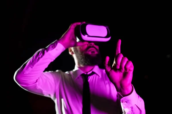 Homem Negócios Usando Fone Ouvido Desfrutando Simulador Realidade Virtual — Fotografia de Stock