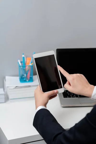 Businesswoman Holding Tablet Pointing One Finger Important News — Foto de Stock
