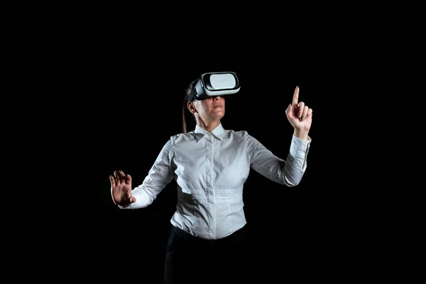 Woman Wearing Virtual Reality Simulator Presenting Modern Technology — Φωτογραφία Αρχείου