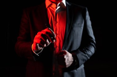 İş adamı elinde kalemle önemli bilgilere işaret ediyor..