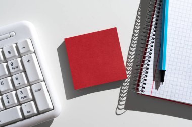 Masanın üzerine kalem, not defteri ve klavye ile yazılmış önemli mesajlar.