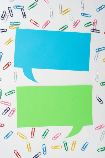 Colorful Paperclips Placed Two Speech Bubbles Important News — Foto de Stock