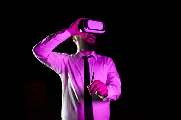 Man Holding Pen Professional Training Virtual Reality — Φωτογραφία Αρχείου