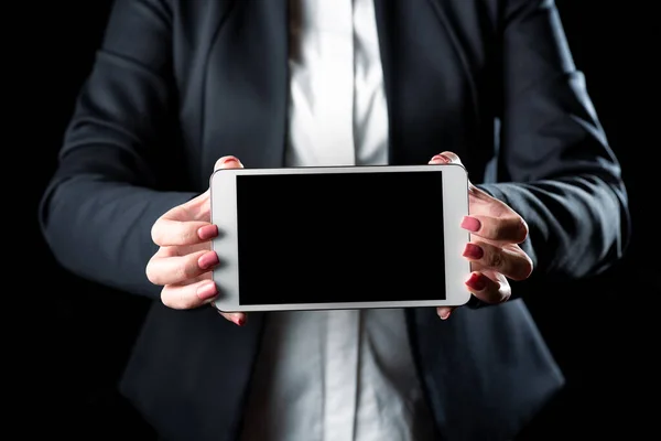 Businesswoman Holding Cellphone Presenting Important Informations — Stock fotografie