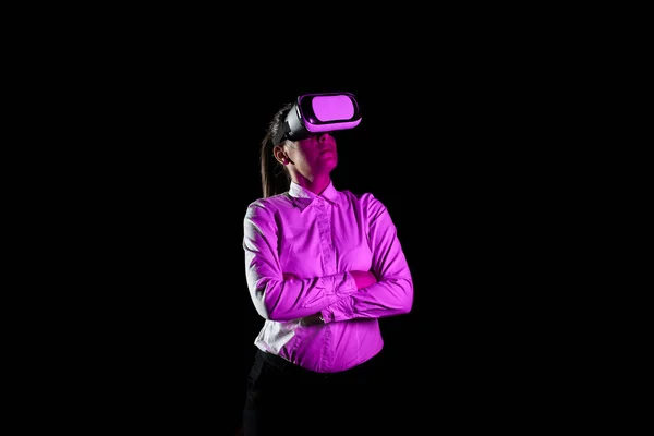 Donna Che Segue Una Formazione Professionale Attraverso Cuffie Realtà Virtuale — Foto Stock