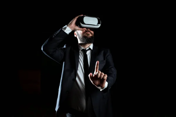 Empresário Vestindo Terno Gesturing Vestindo Simulador Realidade Virtual — Fotografia de Stock