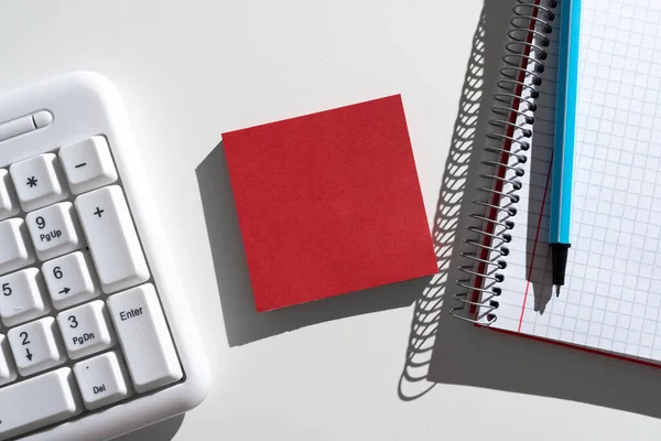 Important Messages Written Note Desk Pen Notebook Keyboard — Foto Stock