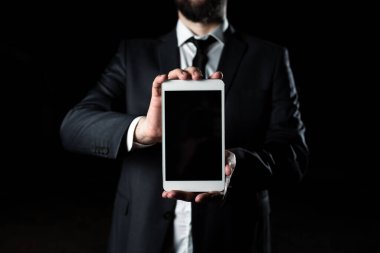 İş Adamı Telefon Ekranında Önemli Bilgiler Sunar.