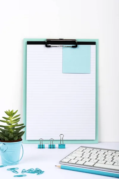 Important Message Presented Clipboard Desk Flower Keyboard — Stockfoto