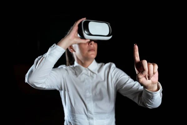 Woman Wearing Virtual Reality Simulator Presenting Modern Technology — Φωτογραφία Αρχείου