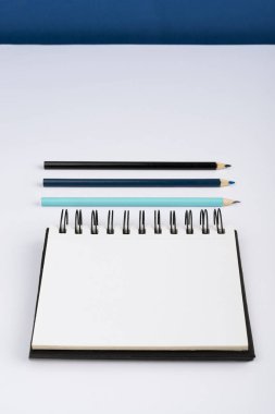 Not Defterine Kalemlerin Yanında Yazılan Önemli Bilgiler.