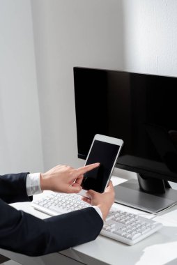 Cep telefonunu elinde tutan ve önemli haberlerde tek parmağıyla işaret eden kadın..