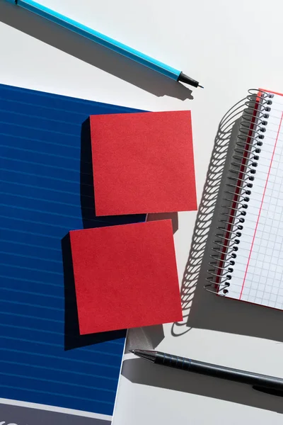 Important News Presented Two Sticky Notes Desk Notebook Pens — Foto Stock
