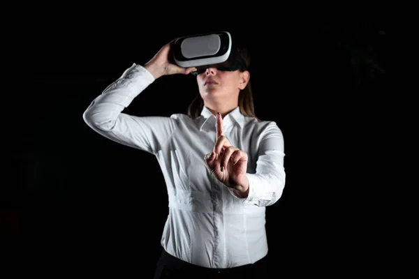 Businesswoman Wearing Virtual Reality Simulator Modern Training — Fotografia de Stock