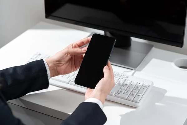 Businesswoman Holding Mobile Phone Important Messages Sitting Desk — Stockfoto