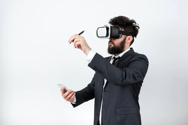 Mężczyzna Trzyma Telefon Komórkowy Nosząc Okulary Wskazując Nowy Pomysł — Zdjęcie stockowe