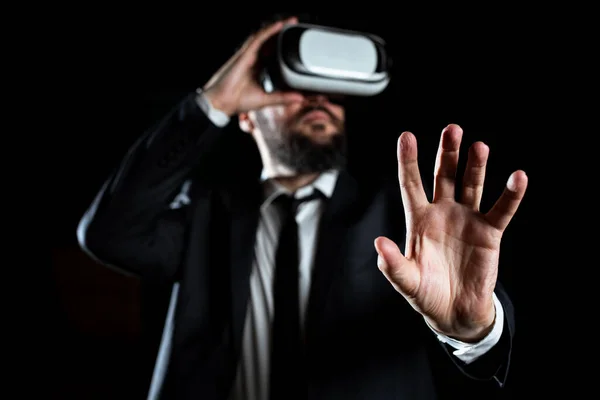 Businessman Gesturing While Experiencing Virtual Reality Simulator — Foto Stock