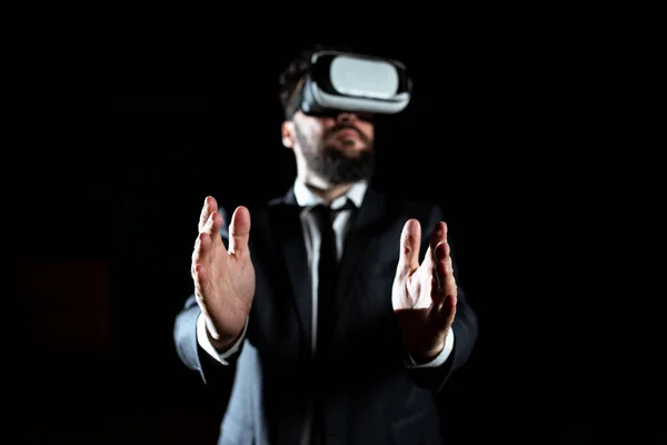 Empresário Vestindo Terno Gesturing Vestindo Simulador Realidade Virtual — Fotografia de Stock