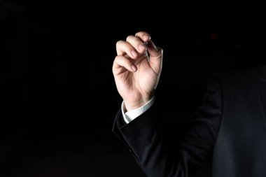 İş adamı elinde kalemle önemli bilgilere işaret ediyor..