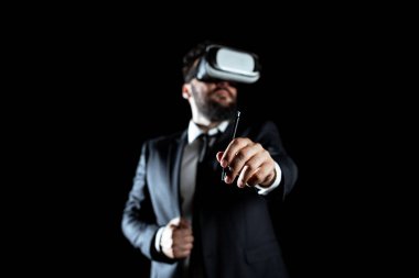 Sanal Gerçeklik Simülatörü Giyen Adam Eğitim sırasında Kalem Tutuyor.