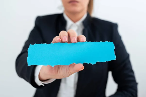 Businesswoman Holding Note Important Message One Hand — Φωτογραφία Αρχείου