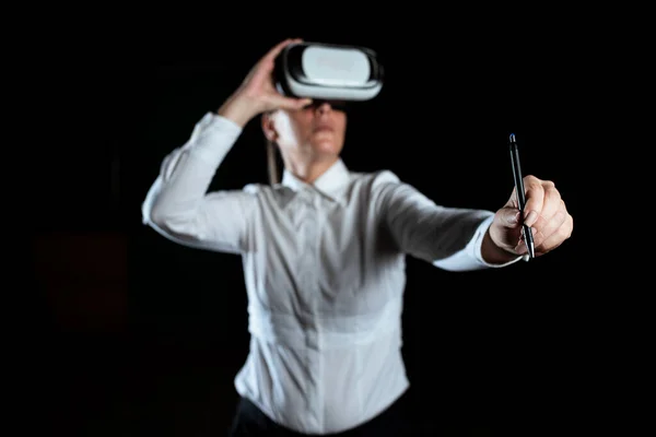 Mulher Vestindo Simulador Realidade Virtual Apresentando Tecnologia Moderna — Fotografia de Stock