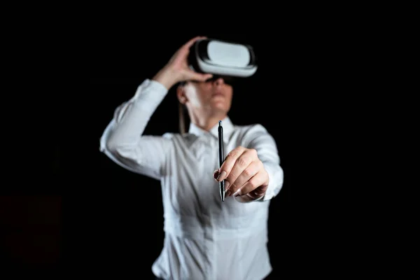 Donna Che Indossa Simulatore Realtà Virtuale Presenta Tecnologia Moderna — Foto Stock