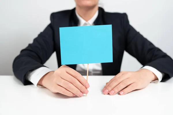 Businesswoman Presenting Important Message Paper Attached Stick — Φωτογραφία Αρχείου