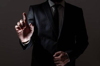 Takım Elbiseli İşadamı Önemli Mesajı Bir Parmakla Gösteriyor.