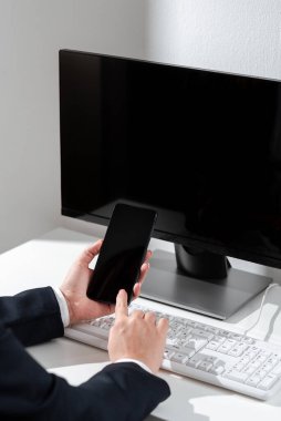 Cep telefonunda önemli mesajları olan ve onu işaret eden bir kadın.