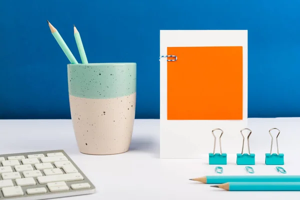 Important Idea Shown Note Desk Cup Pencils Paperclips — стокове фото