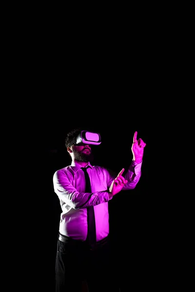 Businessman Using Virtual Reality Simulator Gesturing Training — Φωτογραφία Αρχείου