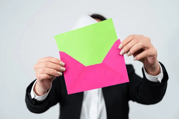 Businesswoman Holding Envelope Important Crucial Memorandum — Φωτογραφία Αρχείου