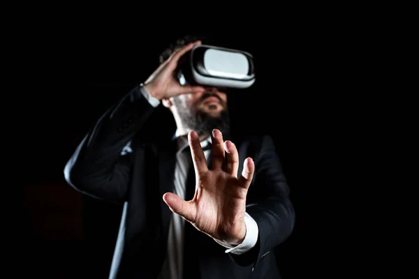 Businessman Gesturing While Experiencing Virtual Reality Simulator — Φωτογραφία Αρχείου
