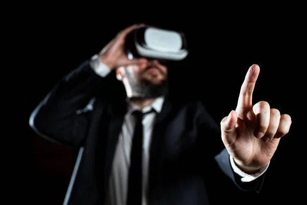 Empresário Gesturing Enquanto Experimenta Simulador Realidade Virtual — Fotografia de Stock