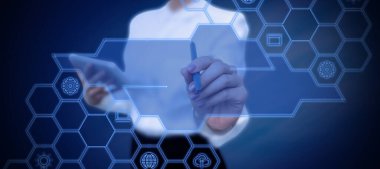 Takım elbiseli iş adamı elinde başarılı takım çalışmasını simgeleyen tablet tutuyor..