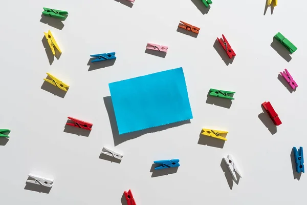 Piece Paper Important Message Surrounded Colorful Paperclips — Stockfoto