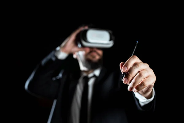 Homem Vestindo Realidade Virtual Simulador Segurando Caneta Durante Treinamento — Fotografia de Stock