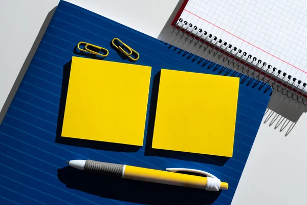 Important News Presented Two Sticky Notes Desk Notebook Pen — Φωτογραφία Αρχείου