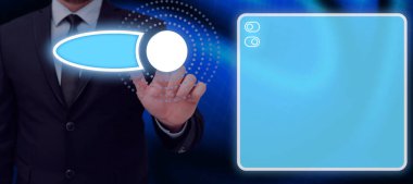 Sayısal ve Önemli Verileri Sunan İşadamı.