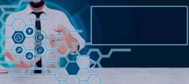 Dokunmatik Ekranlı Adam Yaratıcı Kavramlarla Dijital Semboller Gösteriyor.