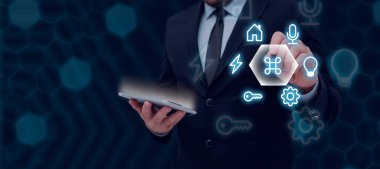 Tablet ve Kalem Tutan İşadamı Yeni Verileri Gösterip Sunuyor