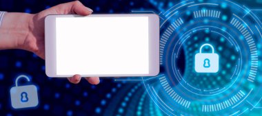 İşadamı Gizli Bilgiler içeren Kilit Sembollü Tableti Tutuyor.