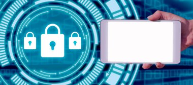 İşadamı Gizli Bilgiler içeren Gizlilik Sembolü Tableti Tutuyor.