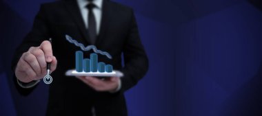 Takım elbiseli iş adamı, başarılı takım çalışmasını sembolize ediyor..