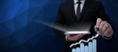 Takım elbiseli kadın elinde kalem tutarak başarılı takım çalışmasını simgeliyor..