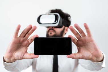 Önemli mesajları olan ve VR gözlük takan cep telefonu tutan adam..